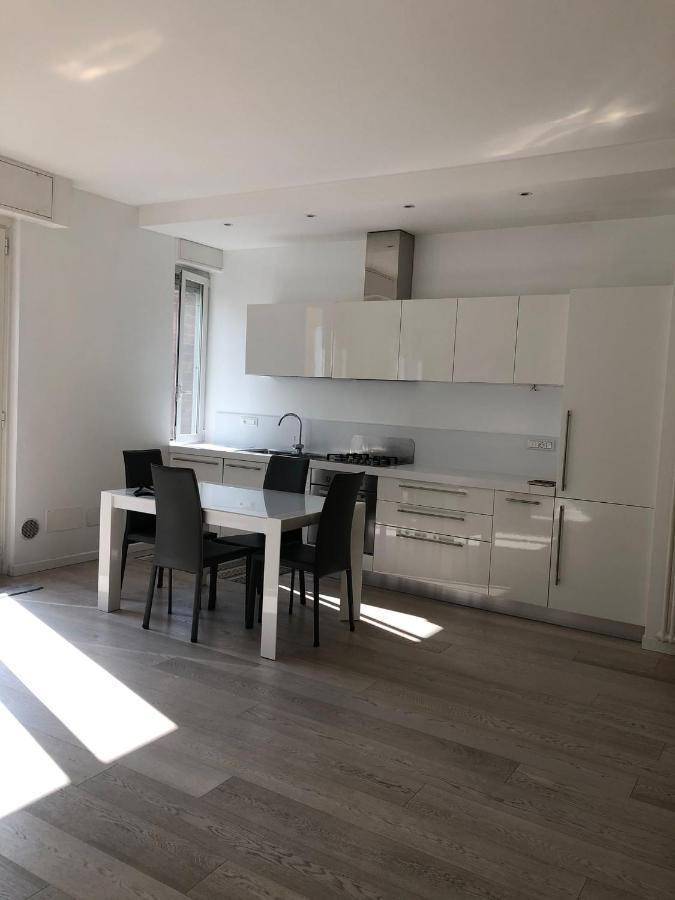 Bright & Spacious Apartment Near Navigli - Ponti Milánó Kültér fotó